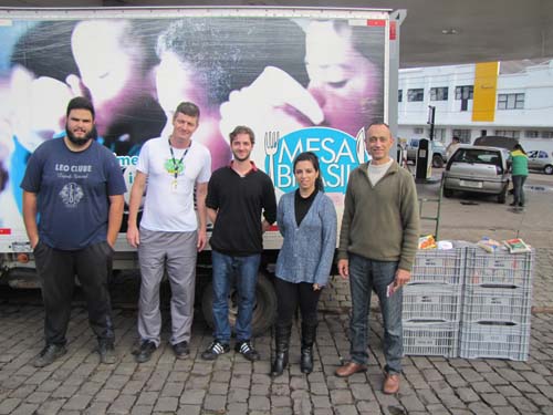 Participaram do ato de entrega o auxiliar de carga e descarga, Vinícius Ribeiro do Couto, e o motorista, Luis Carlos Scherer, pelo Mesa Brasil; o secretário executivo do Comitê da Qualidade do Vale do Taquari, Raphael Kelm; a coordenadora da Parceiros Voluntários de Lajeado, Gilmara Esteves Scapini; e o gerente da Acil, Antonio Juarez da Silva Participaram do ato de entrega o auxiliar de carga e descarga, Vinícius Ribeiro do Couto, e o motorista, Luis Carlos Scherer, pelo Mesa Brasil; o secretário executivo do Comitê da Qualidade do Vale do Taquari, Raphael Kelm; a coordenadora da Parceiros Voluntários de Lajeado, Gilmara Esteves Scapini; e o gerente da Acil, Antonio Juarez da Silva